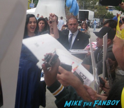 katy perry signing autographs at the the smurfs 2 movie premiere rare red carpet promo