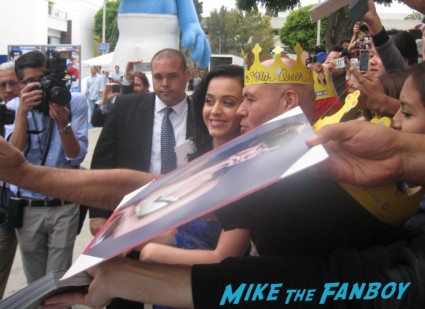 katy perry signing autographs at the the smurfs 2 movie premiere rare red carpet promo