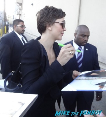 Maggie Gyllenhaal signing autographs for fans hot sexy crazy heart star rare