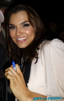 Samantha barks signing autographs for fans at chicago at the hollywood bowl