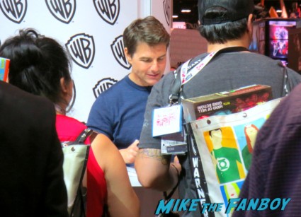 tom cruise signing autograph at the edge of tomorrow autograph signing rare promo 