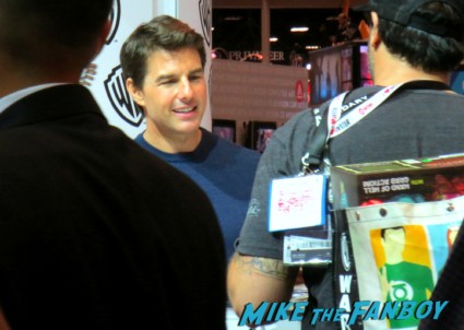 tom cruise signing autograph at the edge of tomorrow autograph signing rare promo 