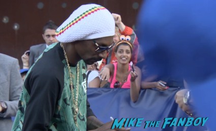 snoop dog signing autographs for fans Turbo Barcelona Premiere red carpet snoop dog signing autographs