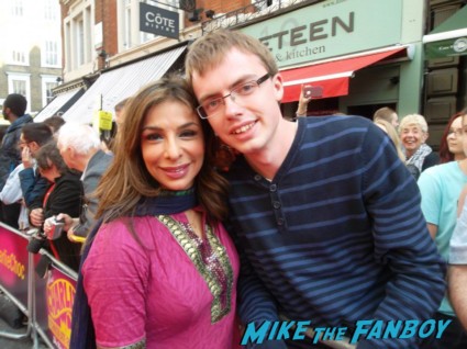 Shobna Gulati signing autographs charlie and the chocolate factory theater premiere london red carpet (5)