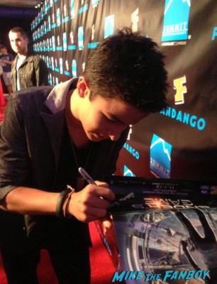 asa butterfield hailee steinfeld signing autographs for fans ender's game