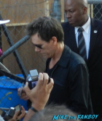 kevin bacon signing autographs for fans jimmy kimmel live 001
