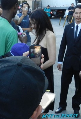 mary louise parker signing autographs for fans jimmy kimmel live rare mary louise parker signing autographs hot sexy weeds star kimmel 017