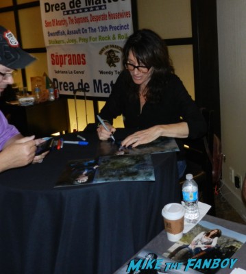 Katey Sagal signing autographs for fans rare hot sexy sons of anarchy star meeting william ragsdale krity mcnichol signing autographs holly 011