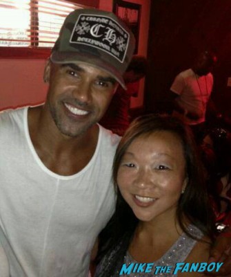 Shemar Moore fan photo meeting Shemar Moore signing autographs for fans rare promo