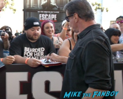 sylvester stallone signing autographs at the the escape plan premiere sdcc sylvester stallone signing autographs arnold (1)