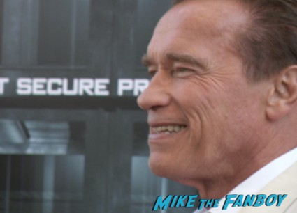 Arnold Schwarzenegger signing autographs at the the escape plan premiere sdcc sylvester stallone signing autographs arnold (1)