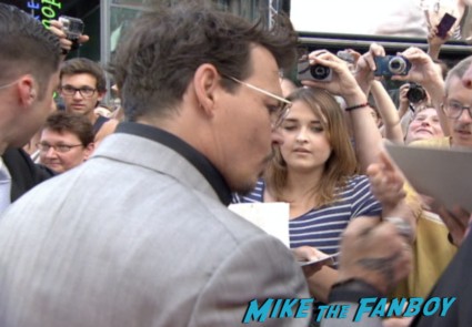 johnny depp signing autographs at the lone ranger germany movie premiere 2