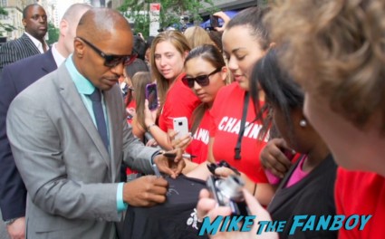 Jamie Foxx signing autographs for fans white house down movie premiere ny channing tatum signing autographs hot (4)