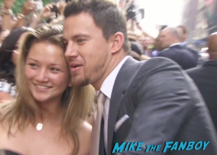 channing tatum signing autographs for fans white house down movie premiere ny channing tatum signing autographs hot (4)
