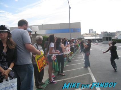the line of people waiting to meet katy perry sign autographs