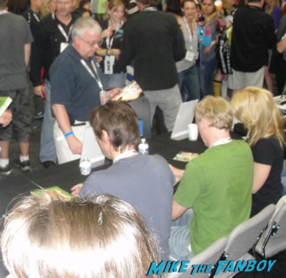x-files 20th anniversary autograph signing with gillian anderson chris carter dean haglund The crowd at san diego comic con waiting for the x-files autograph signing X-files limited edition comic con comic book 