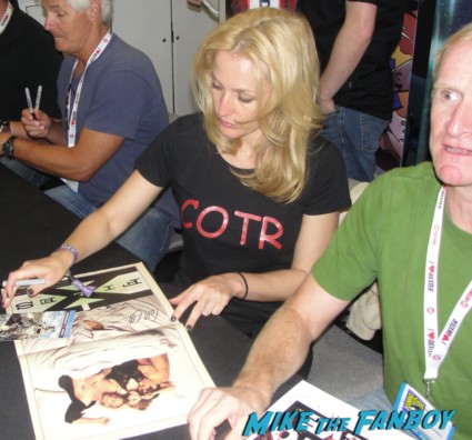 x-files 20th anniversary autograph signing with gillian anderson chris carter dean haglund The crowd at san diego comic con waiting for the x-files autograph signing X-files limited edition comic con comic book 