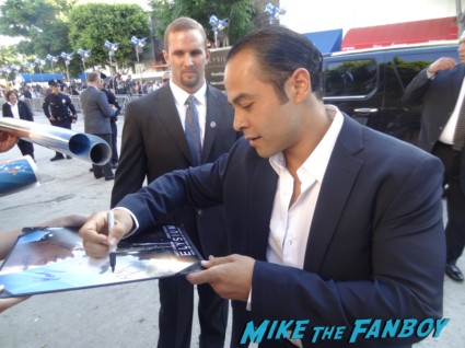 Jose Pablo Cantillo signing autographs for fans at the Elysium Movie Premiere! With Jodie Foster! Matt Damon! Sharlto Copley! Neill Blomkamp! Alice Braga! Diego Luna! Autographs! And More!