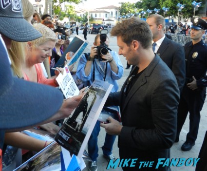 Neill Blomkamp signing autographs for fans at the Elysium Movie Premiere! With Jodie Foster! Matt Damon! Sharlto Copley! Neill Blomkamp! Alice Braga! Diego Luna! Autographs! And More!
