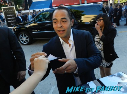 Jose Pablo Cantillo signing autographs for fans at the Elysium Movie Premiere! With Jodie Foster! Matt Damon! Sharlto Copley! Neill Blomkamp! Alice Braga! Diego Luna! Autographs! And More!