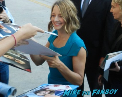 Jodie Foster signing autographs for fans at the Elysium Movie Premiere! With Jodie Foster! Matt Damon! Sharlto Copley! Neill Blomkamp! Alice Braga! Diego Luna! Autographs! And More!