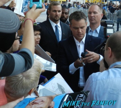 Matt Damon signing autographs for fans at the Elysium Movie Premiere! With Jodie Foster! Matt Damon! Sharlto Copley! Neill Blomkamp! Alice Braga! Diego Luna! Autographs! And More!