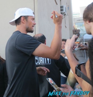Josh Duhamel sexy signing autographs for fans rare promo hot sexy star