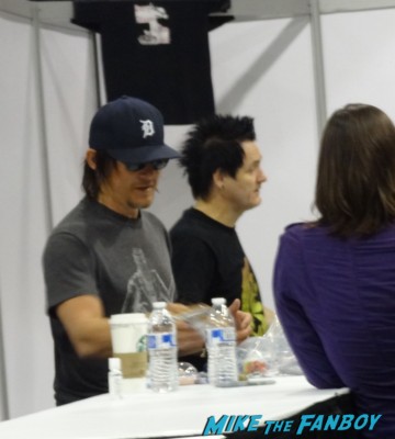 Norman Reedus Norman Reedus line signing autographs at Wizard World Comic Con Chicago 2013 rare promo