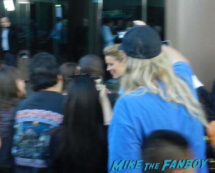 amber heard signing autographs  arriving at harrison ford disses fans at paranoia premiere 014