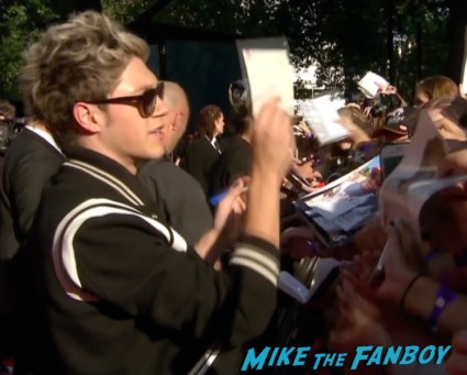 one direction movie premiere london liam payne harry styles niall horan louis tomlinson signing autographs for fans (28)