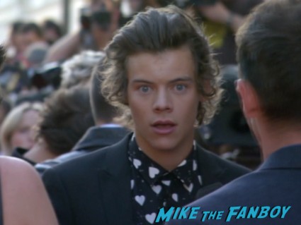 one direction movie premiere london liam payne harry styles niall horan louis tomlinson signing autographs for fans (28)