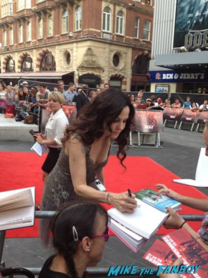 Mary Louise Parker signing autographs at the red 2 european movie premiere red carpet mary louise parker helen mirren (20)