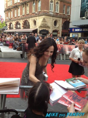 Mary Louise Parker signing autographs at the red 2 european movie premiere red carpet mary louise parker helen mirren (20)