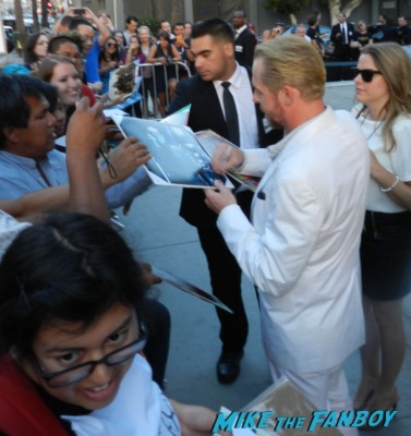 simon pegg signing autographs at the the world's end movie premiere simon pegg signing autographs 025