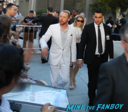 simon pegg signing autographs at the the world's end movie premiere simon pegg signing autographs 025