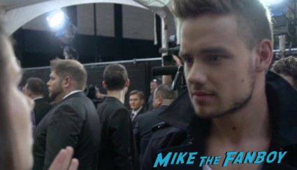one direction new york movie premiere red carpet signing autographs (25)