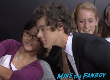 one direction new york movie premiere red carpet signing autographs (25)