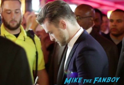 Justin Timberlake signing autographs for fans runner runner world premiere justin timberlake ben affleck signing autographs las vegas (13)
