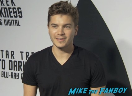 Emile hirsch on the red carpet at the star trek into darkness blu ray party simon pegg jj abrams red carpet (3)