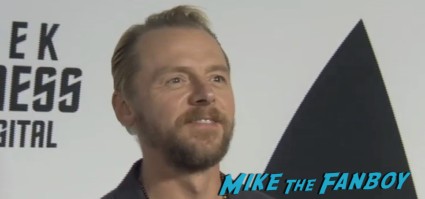 simon pegg on the red carpet at the star trek into darkness blu ray party simon pegg jj abrams red carpet (3)