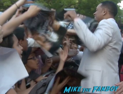 will smith signing autographs for fans in miami (11)