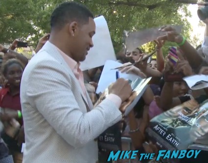will smith signing autographs for fans in miami (11)