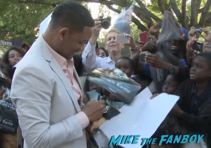 will smith signing autographs for fans in miami (9)