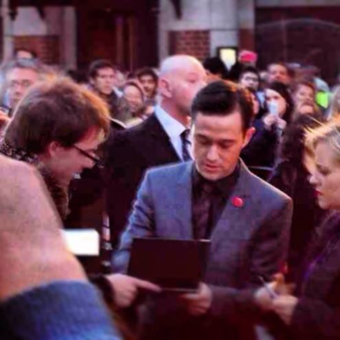 joseph gordon levitt signing autographs London film festival red carpet