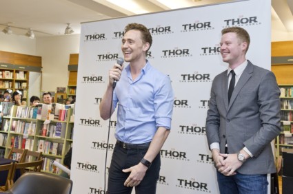 Tom Hiddleston signing autographs book store_Sydney_9.10.13-002
