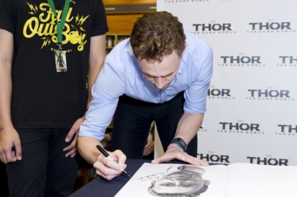 Tom Hiddleston signing autographs book store_Sydney_9.10.13-002