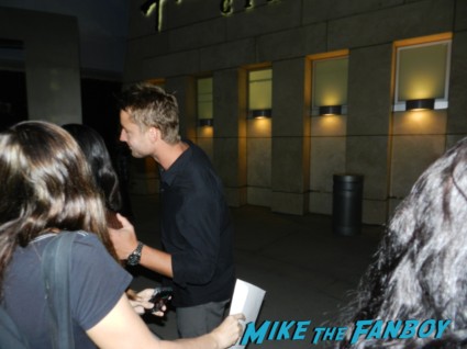 justin hartley signing autographs at the carrie movie premiere chloe grace moretz signing autographs 038
