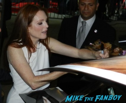 Julianne Moore signing autographs for fans at the carrie movie premiere chloe grace moretz signing autographs 043