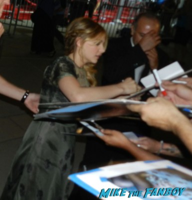 Chloë Grace Moretz signing autographs carrie movie premiere chloe grace moretz signing autographs 043