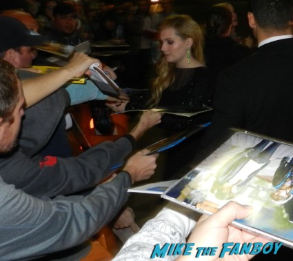 abigail breslin signing autographs ender's game movie premiere debacle red carpet harrison ford 037
